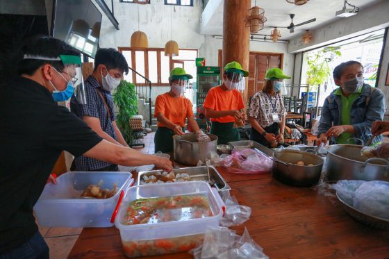 Quán ‘cơm dã chiến’ ở Sài Gòn phát suất ăn 0 đồng cho người nghèo trong mùa dịch